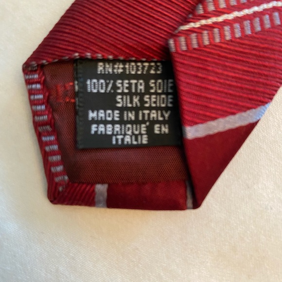 Giorgio Armani 100% Silk Tie Red & Burgundy Stripes w Thin Gray Stripe Accent - Picture 4 of 7